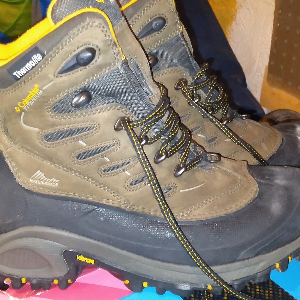Columbia Lace Up Boots - Black and Tan